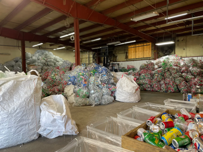Trung tâm thu gom và tái chế chai lọ East Haven, Connecticut. Ảnh: CT Mirror