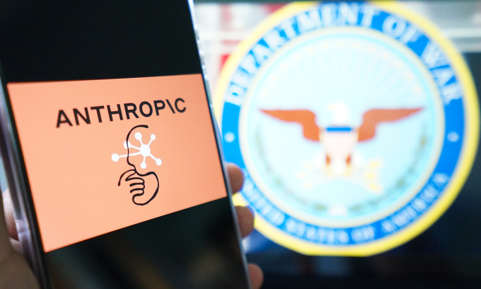 Logo Anthropic hiển thị trên màn hình smartphone. Ảnh: Bảo Lâm