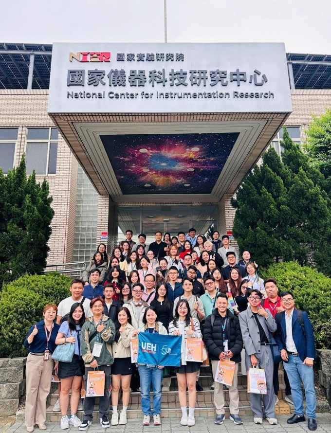 Nhà sáng lập FWD Digital cùng đoàn MBA UEH trong Taiwan Academic & Industry Study Tour 2026 tại Đài Loan. Ảnh: FWD Digital