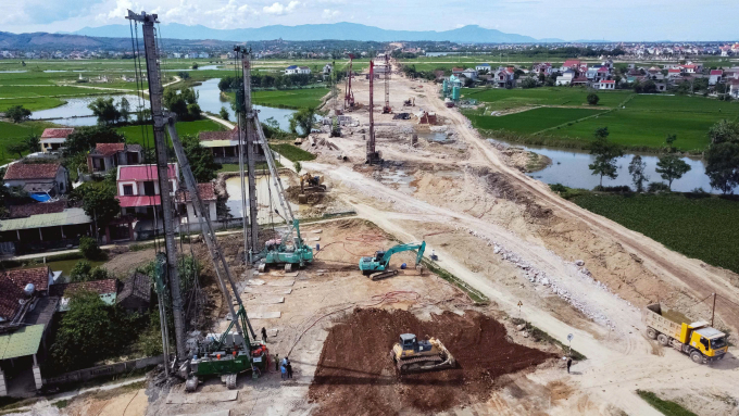 Xử lý nền đất yếu tại dự án Vũng Áng - Bùng bằng phương pháp cọc xi măng đất. Ảnh: Anh Duy