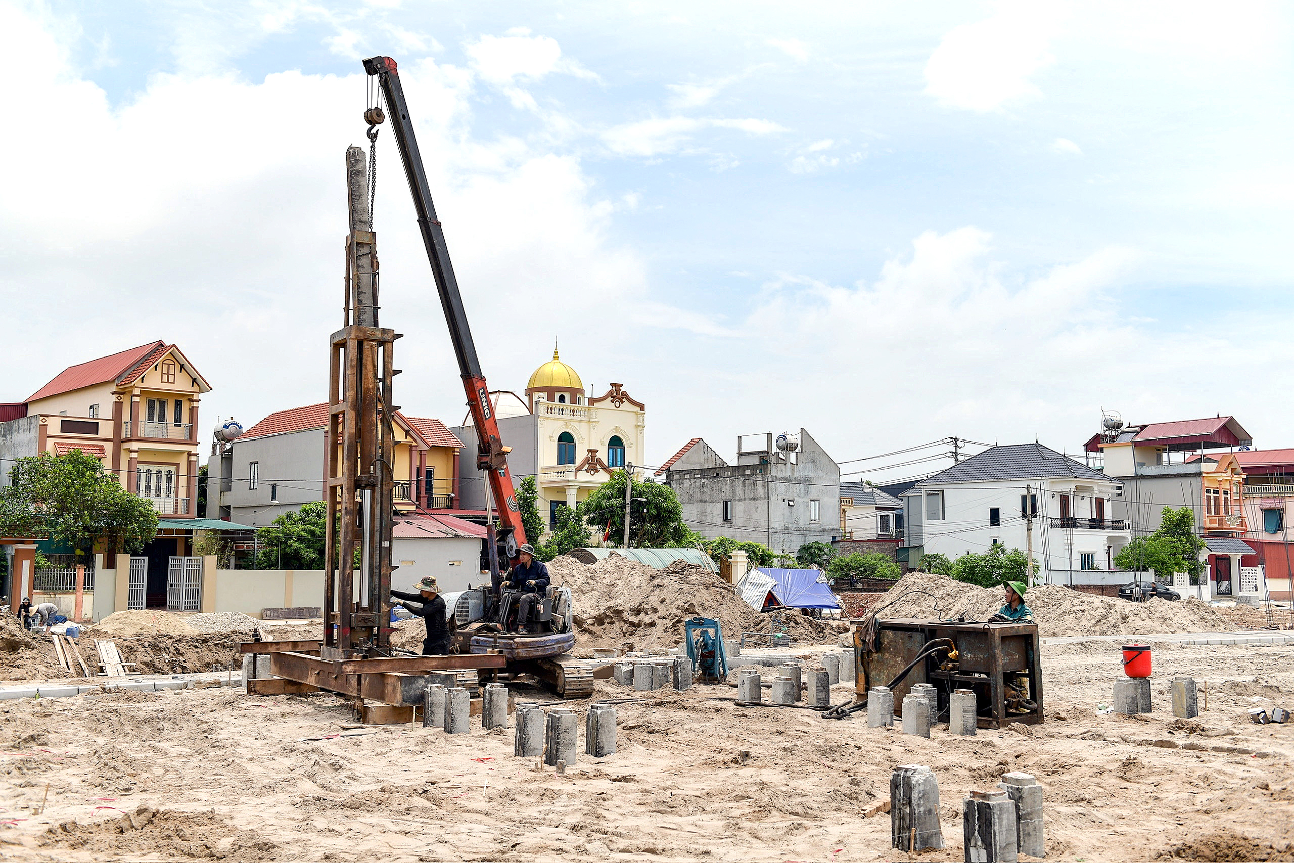 Nhà thầu xây dựng tìm cách thích nghi giá xăng dầu - Ảnh 1. giá xăng - Ảnh 1.