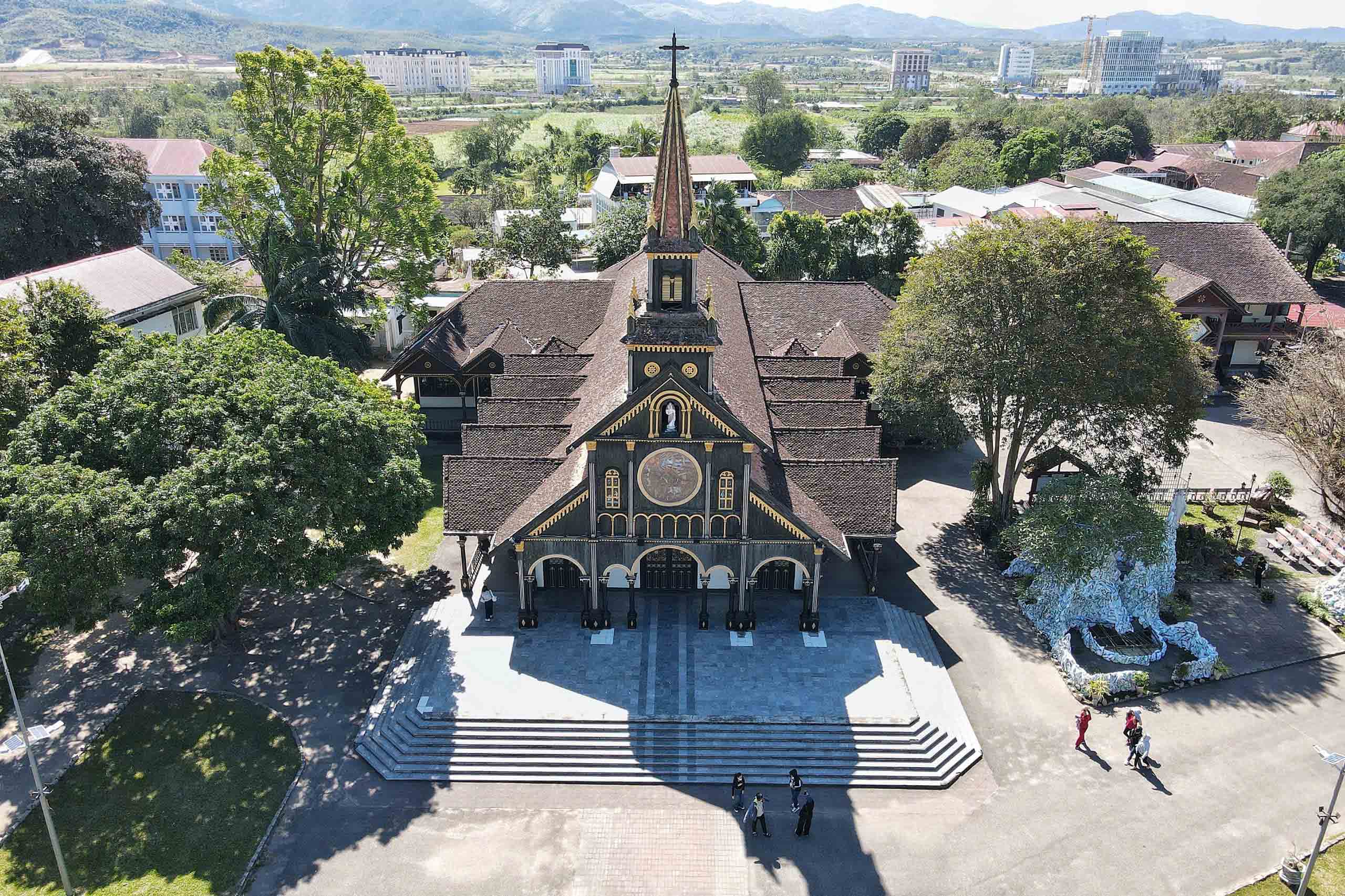 Những nhà thờ độc đáo: Nhà thờ Gỗ trăm năm giữa lòng phố núi- Ảnh 1.