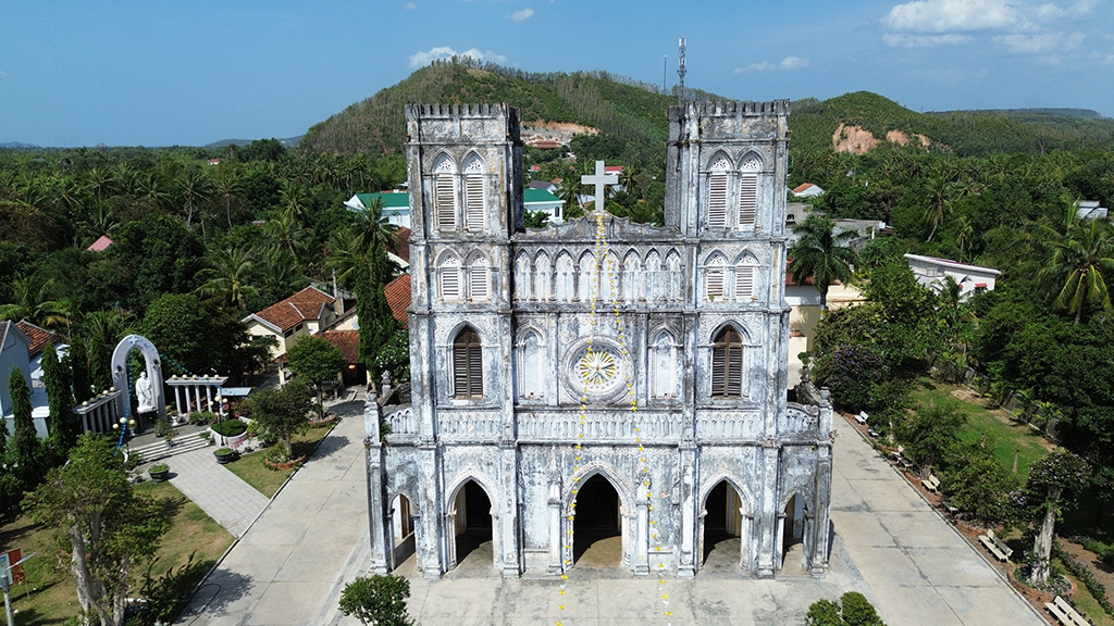 Nhà thờ Mằng Lăng - Thánh đường Gothic lưu giữ hồn chữ Quốc ngữ- Ảnh 1. Nhà thờ Mằng Lăng - Thánh đường Gothic lưu giữ hồn chữ Quốc ngữ- Ảnh 1.