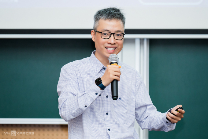 GS Phan Thành Nam trong bài giảng tại Ngày Toán học quốc tế 2026: Toán học - Niềm tin và hy vọng. Ảnh: Tùng Đinh