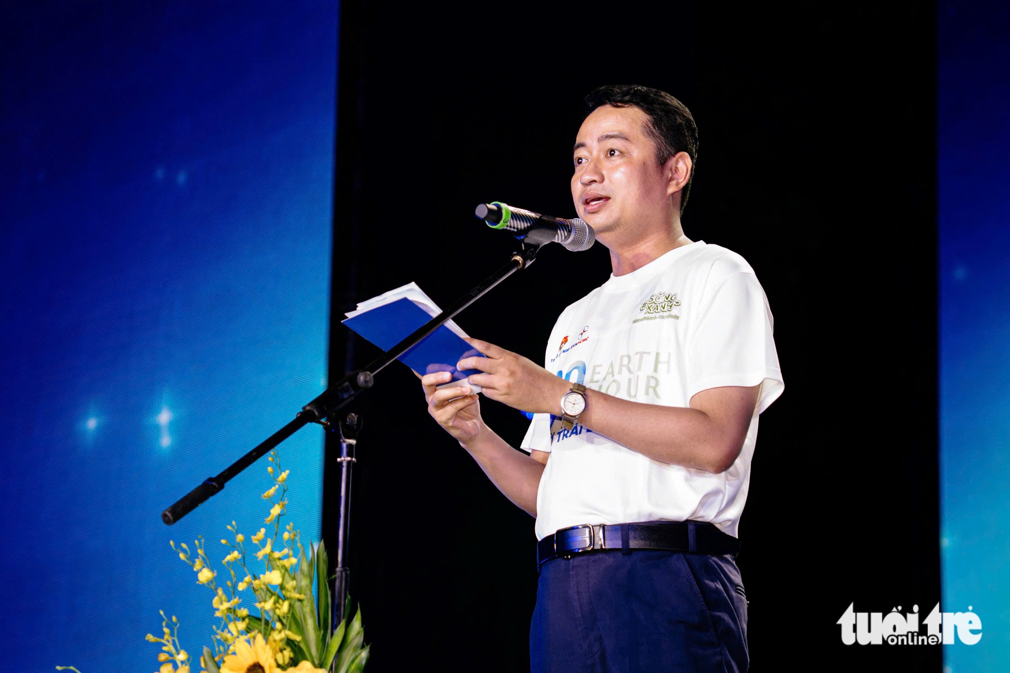 Nhạc sĩ Nguyễn Văn Chung và các nghệ sĩ cùng tuổi trẻ TP.HCM tắt đèn hưởng ứng Giờ Trái đất 2026 - Ảnh 1. giờ trái đất - Ảnh 1.