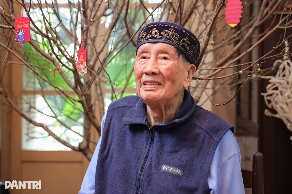 Nhạc sĩ Phạm Tuyên U100 thở oxy mỗi ngày, tóc bất ngờ đen trở lại - 1