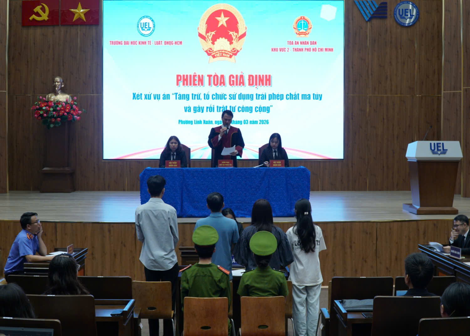 Nhắn nhủ sinh viên 'chọn bạn mà chơi' thông qua phiên tòa giả định - Ảnh 1.