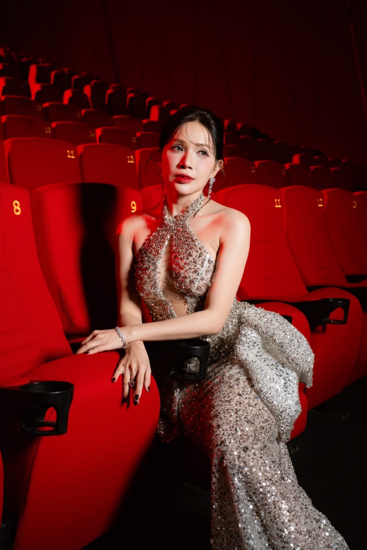 Nhan sắc gợi cảm của nữ chính phim kinh dị Quỷ nhập tràng 2 1 Được biết đến rộng rãi với danh xưng “mỹ nữ làng hài”, Khả Như là một trong những nghệ sĩ hiếm hoi sở hữu hành trình sự nghiệp đa dạng: từ sân khấu kịch, gameshow, ca hát cho đến điện ảnh. Sinh năm 1987, nữ diễn viên từng ghi dấu ấn mạnh mẽ với loạt phim đạt doanh thu trăm tỷ như Trạng Quỳnh, Cua lại vợ bầu, Nhà bà Nữ, Mai… nhưng phải đến Quỷ nhập tràng, Khả Như mới thực sự có cú bứt phá mang tính bước ngoặt.