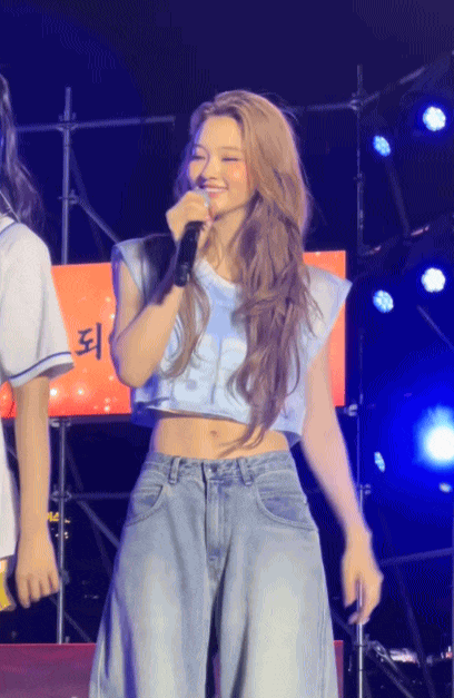 Bé gái đẹp nhất thế giới nay là ca sĩ nổi tiếng: Nhan sắc ngày càng khác lạ, vừa lớn đã xóa sổ quá khứ- Ảnh 7.