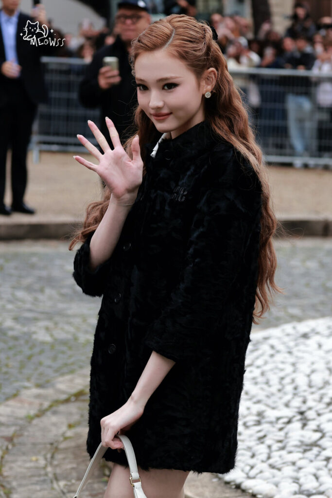 Bé gái đẹp nhất thế giới nay là ca sĩ nổi tiếng: Nhan sắc ngày càng khác lạ, vừa lớn đã xóa sổ quá khứ- Ảnh 1.