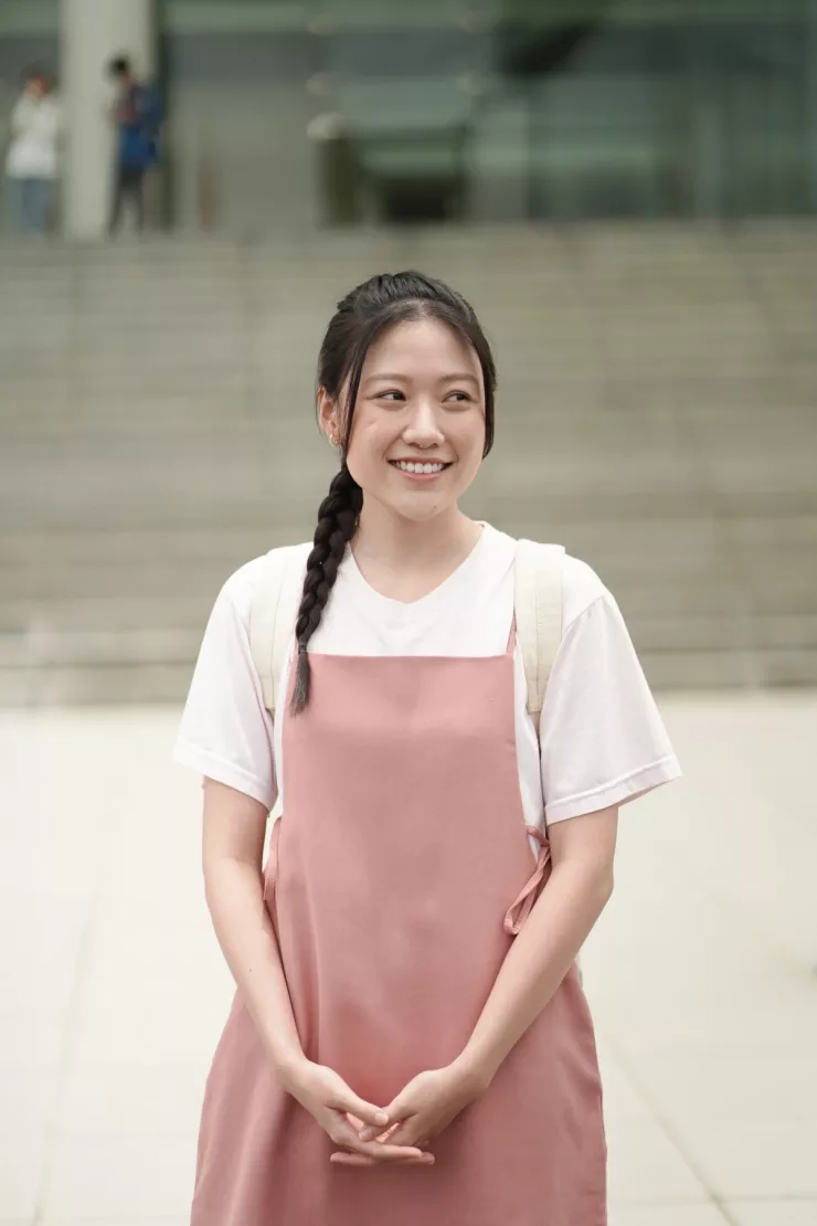 Em gái Trấn Thành có gương mặt tròn đáng yêu, vóc dáng hơi mũm mĩm nên thường chọn trang phục những bộ váy áo dễ thương, dáng rộng để che bớt khuyết điểm.