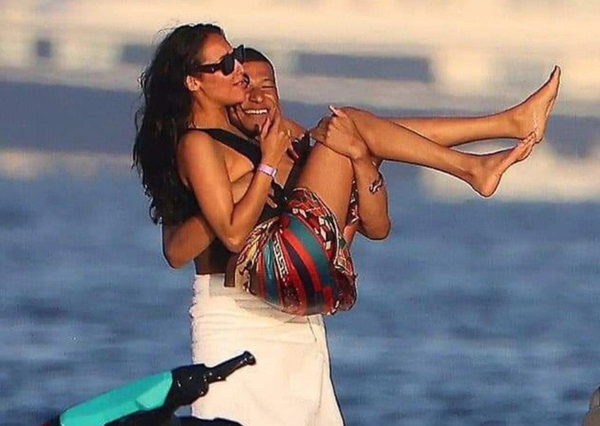 Nhan sắc nóng bỏng của người mẫu chuyển giới từng hẹn hò Mbappé - 1