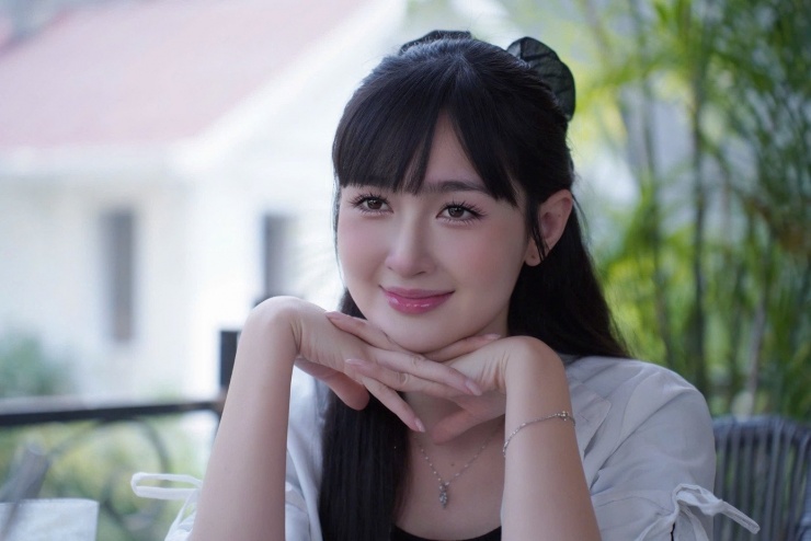 Nhan sắc nữ chính Bước chân vào đời 1 Ngọc Thủy cho biết nhân vật Trang trong phim Bước chân vào đời là cô gái cá tính, tham vọng, thẳng thắn đến mức dễ gây tranh cãi. Chính điều đó khiến nhiều phân đoạn của cô nhận về phản ứng trái chiều, thậm chí bị nhận xét “lố” hay “ố dề”. Nữ diễn viên thừa nhận bản thân cũng từng “ức chế” với vai diễn của mình. Tuy nhiên cô chọn cách đi sâu vào hoàn cảnh nhân vật để lý giải, với mong muốn khán giả “vừa trách vừa thương”.