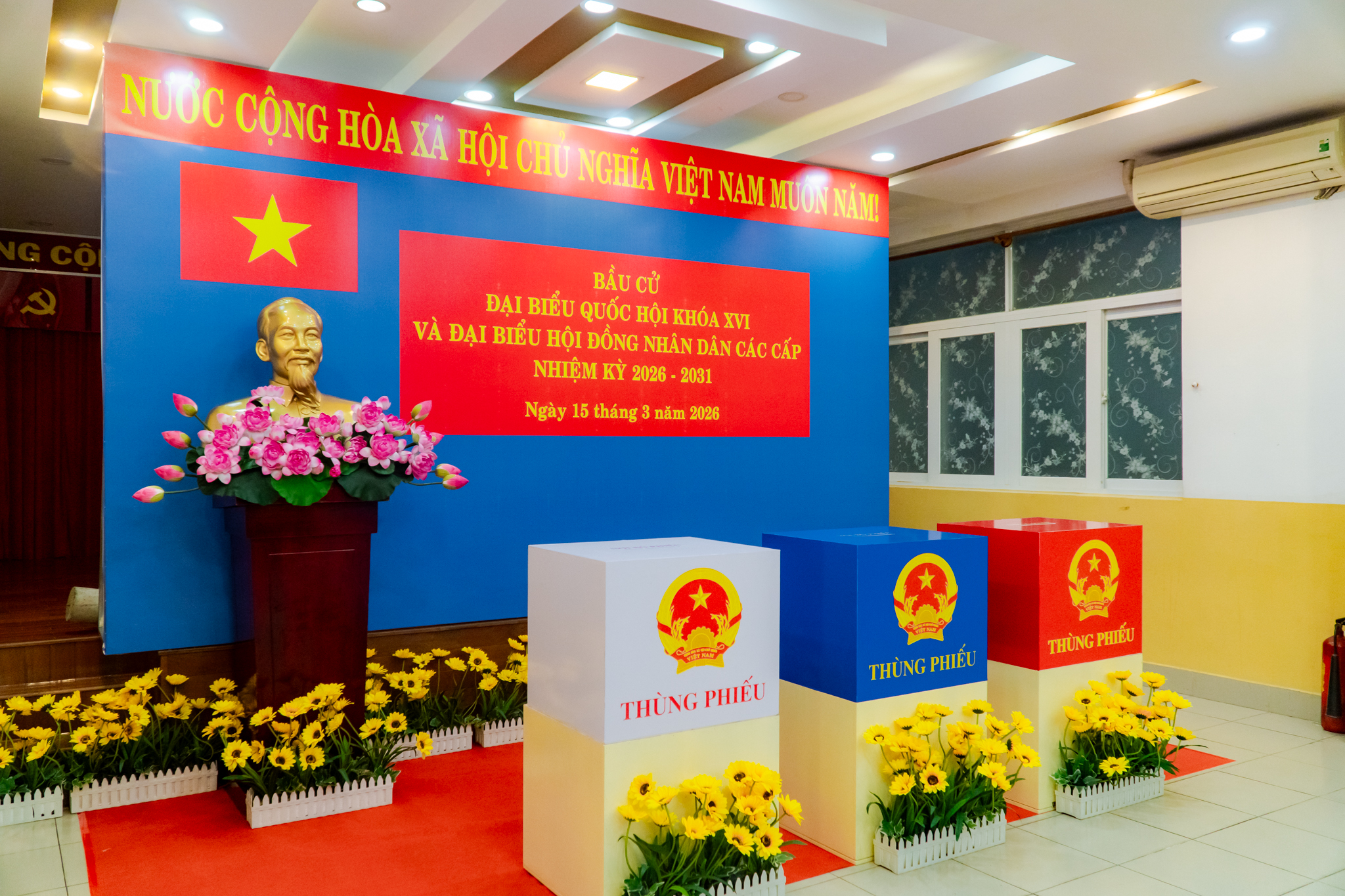 VIDEO: Nhảy dân vũ, thi trang trí điểm bỏ phiếu chào mừng ngày bầu cử - Ảnh 1.