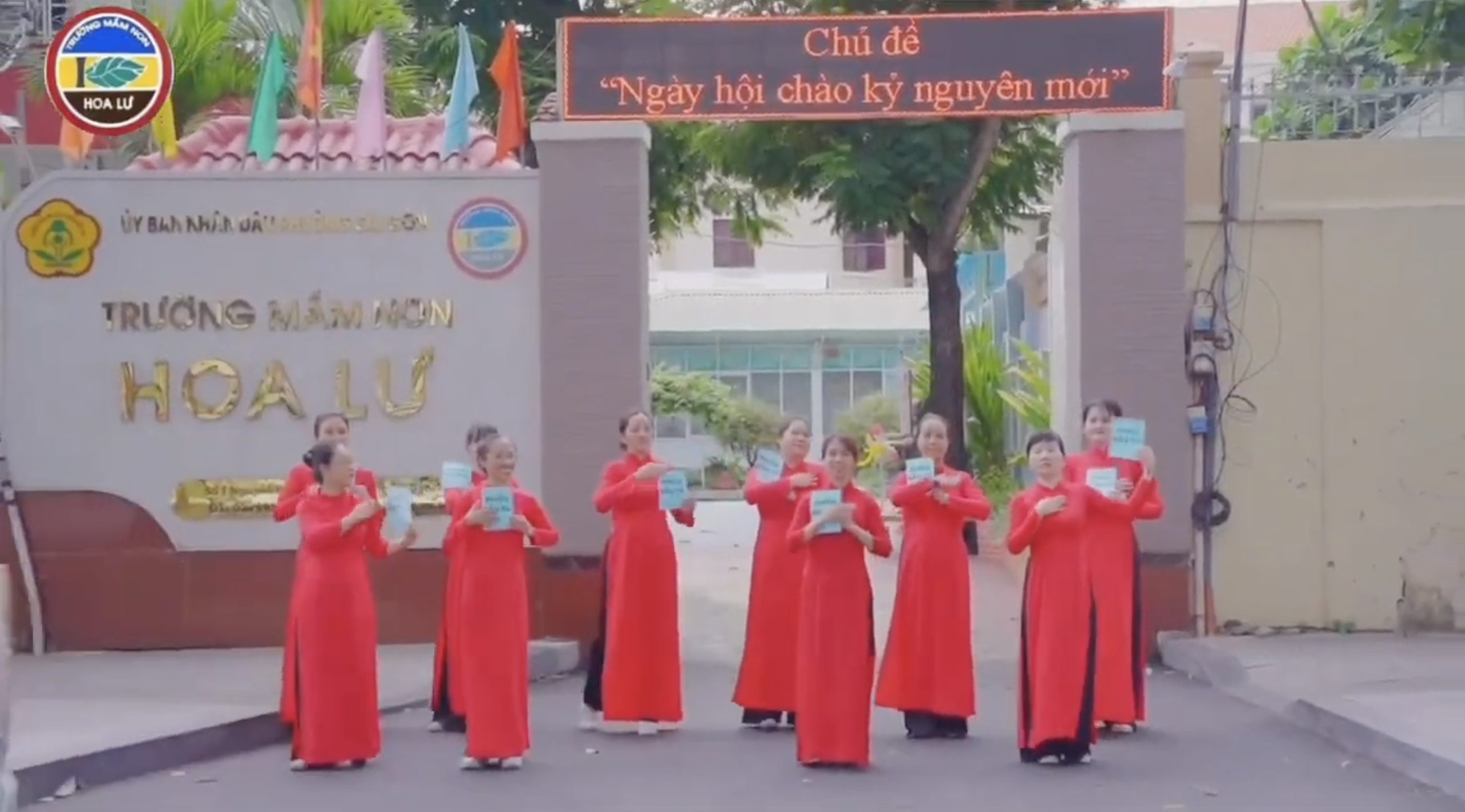 VIDEO: Nhảy dân vũ, thi trang trí điểm bỏ phiếu chào mừng ngày bầu cử - Ảnh 5.