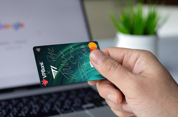 Nhiều cơ hội sở hữu thẻ tín dụng có đủ chữ kí đội tuyển T1- Ảnh 1.