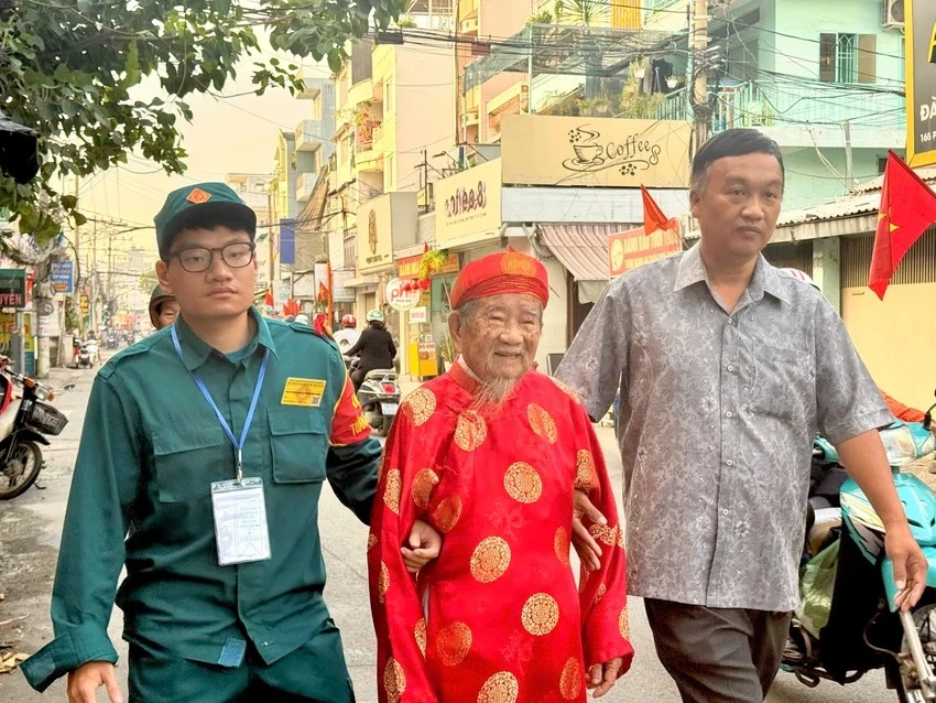 Nhà nghiên cứu Nguyễn Đình Tư năm nay đã 106 tuổi vẫn trực tiếp có mặt tại khu phố 15, phường Bình Thạnh, TP.HCM, để bỏ phiếu. Ảnh: HẢI Nhi NCC NguyenDInhtu.jpg
