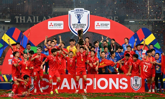 Khoảnh khắc đội trưởng Đỗ Duy Mạnh nâng Cup vô địch ASEAN Cup 2024 trên sân Rajamangala, thành phố Bangkok, Thái Lan tối 5/1/2025. Ảnh: Giang Huy