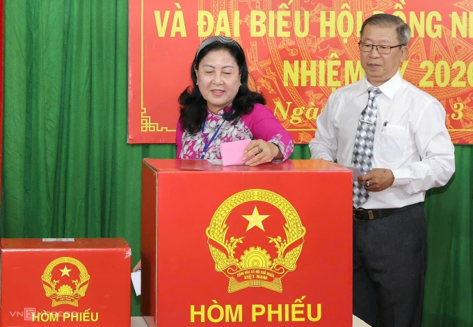 Cử tri bỏ phiếu tại điểm số 22, phường Ninh Kiều, TP Cần Thơ, ngày 15/3. Ảnh: Huy Phong