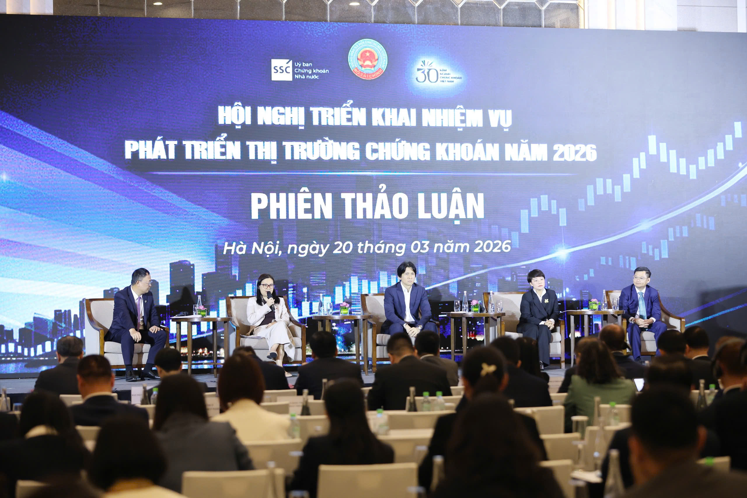 Nhiều định chế nghìn tỉ USD vào Việt Nam, sếp Ủy ban Chứng khoán tiết lộ tin mới đáng chú ý - Ảnh 1.