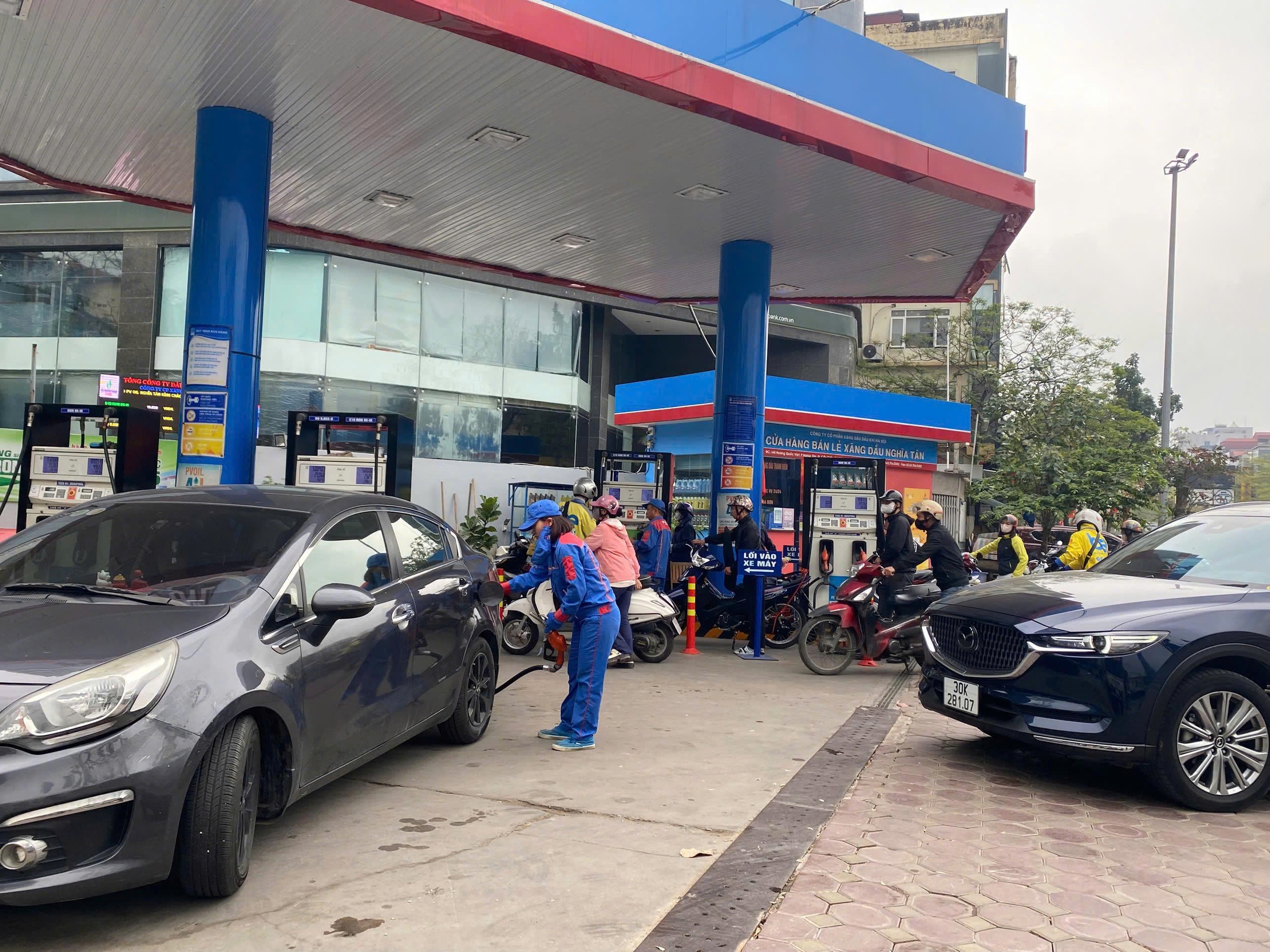 Nhiều giải pháp bình ổn giá xăng dầu - Ảnh 1.