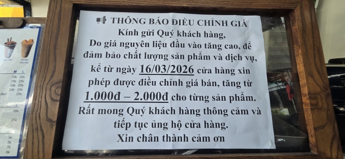 Một quán cà phê ở ngã tư Cách Mạnh Tháng 8, phường Bàn Cờ (TP HCM) treo biển điều chỉnh giá. Ảnh: Thi Hà