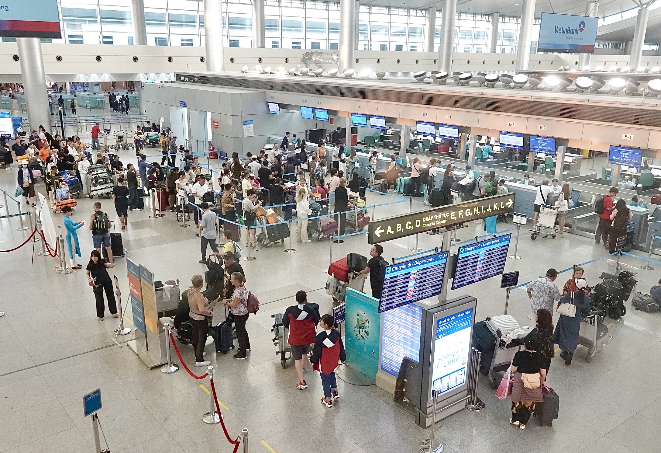Nhiều khách Việt thấp thỏm chờ bay 1 hàng không - Ảnh 1.