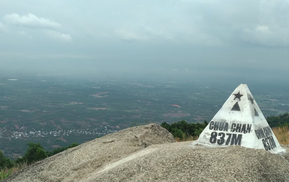 Cảnh tượng ngay lúc này tại ngọn núi cao thứ 2 Nam Bộ: Nhiều người không tin vào mắt mình- Ảnh 3.
