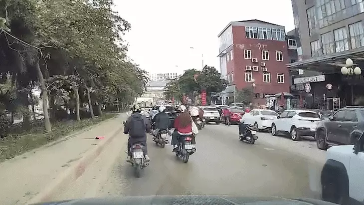 Nhiều người ngã nhào vì bùn đất trên phố, cảnh sát truy vết tận công trường 1 bùn đất - Ảnh 1.