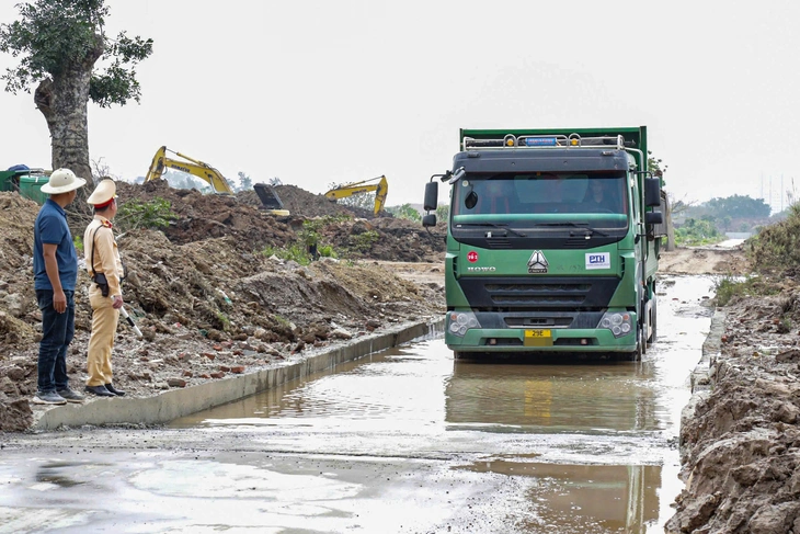 Nhiều người ngã nhào vì bùn đất trên phố, cảnh sát truy vết tận công trường 4 bùn đất - Ảnh 4.