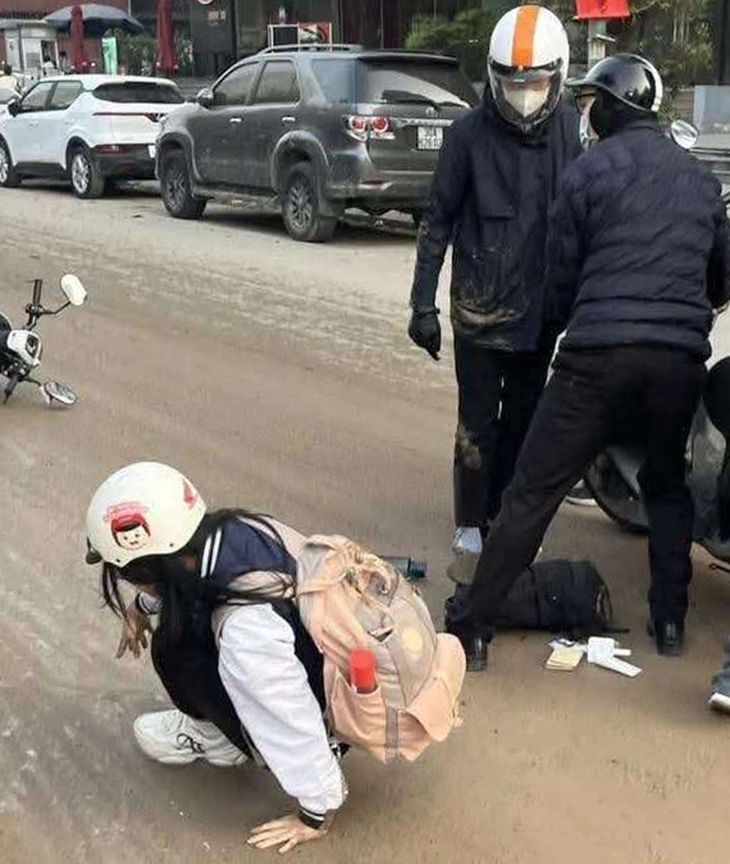 Nhiều người ngã nhào vì bùn đất trên phố, cảnh sát truy vết tận công trường 2 bùn đất - Ảnh 2.