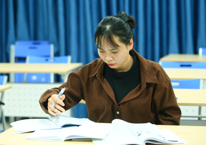 Oanh trong lớp học tiếng Trung mỗi tuần sáu buổi ở KCN Yên Phong, cách nhà 40 km. Ảnh: Việt An