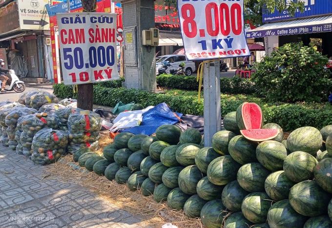 Cam sành, dưa hấu bán trên đường Nguyễn Oanh, phường Gò Vấp (TP HCM) sáng 17/3. Ảnh: Thi Hà