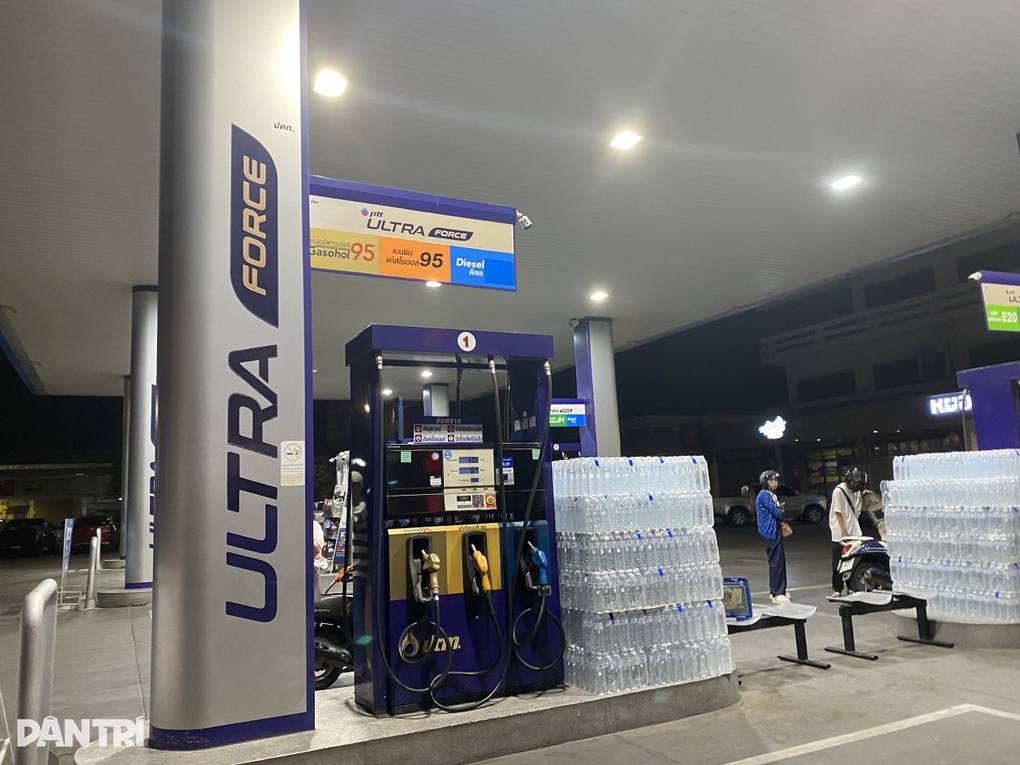 Nhiều nước châu Á tăng mạnh giá xăng dầu - 1