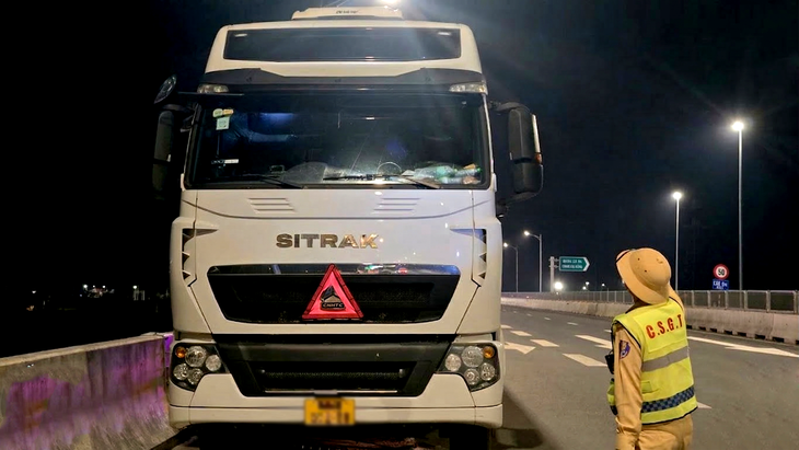 Nhiều tài xế dừng, đỗ sai quy định trên cao tốc bị lập biên bản 1 Nhiều tài xế dừng, đỗ sai quy định trên cao tốc bị lập biên bản - Ảnh 1.