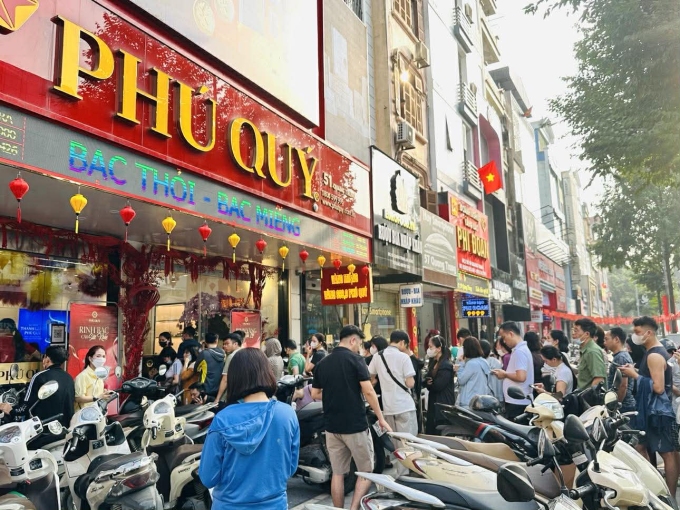 Người dân xếp hàng mua vàng tại cơ sở Phú Quý trên đường Quang Trung (phường Hà Đông) chiều 1/3.