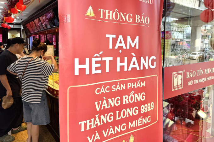 Cửa hàng Bảo Tín Minh Châu thông báo hết hàng từ đầu giờ chiều ngày 1/3. Ảnh: Anh Tú