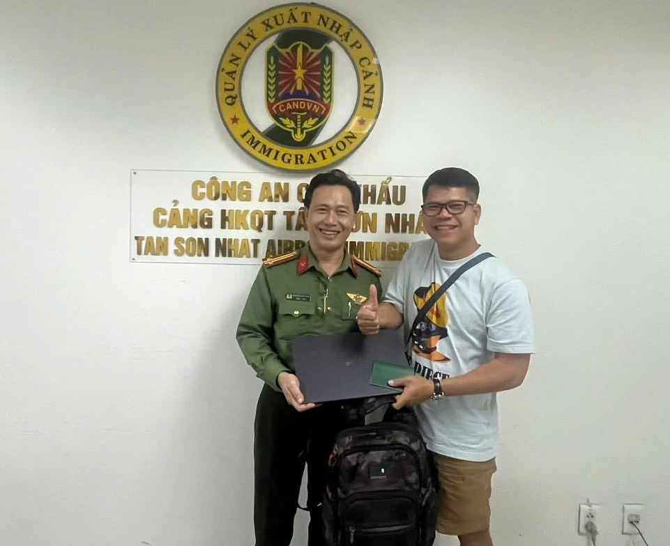 Nhiều tỉ đồng, vàng thất lạc được trao trả cho khách ở sân bay Tân Sơn Nhất- Ảnh 4.