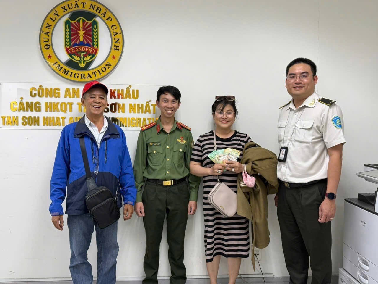 Nhiều tỉ đồng, vàng thất lạc được trao trả cho khách ở sân bay Tân Sơn Nhất- Ảnh 1.