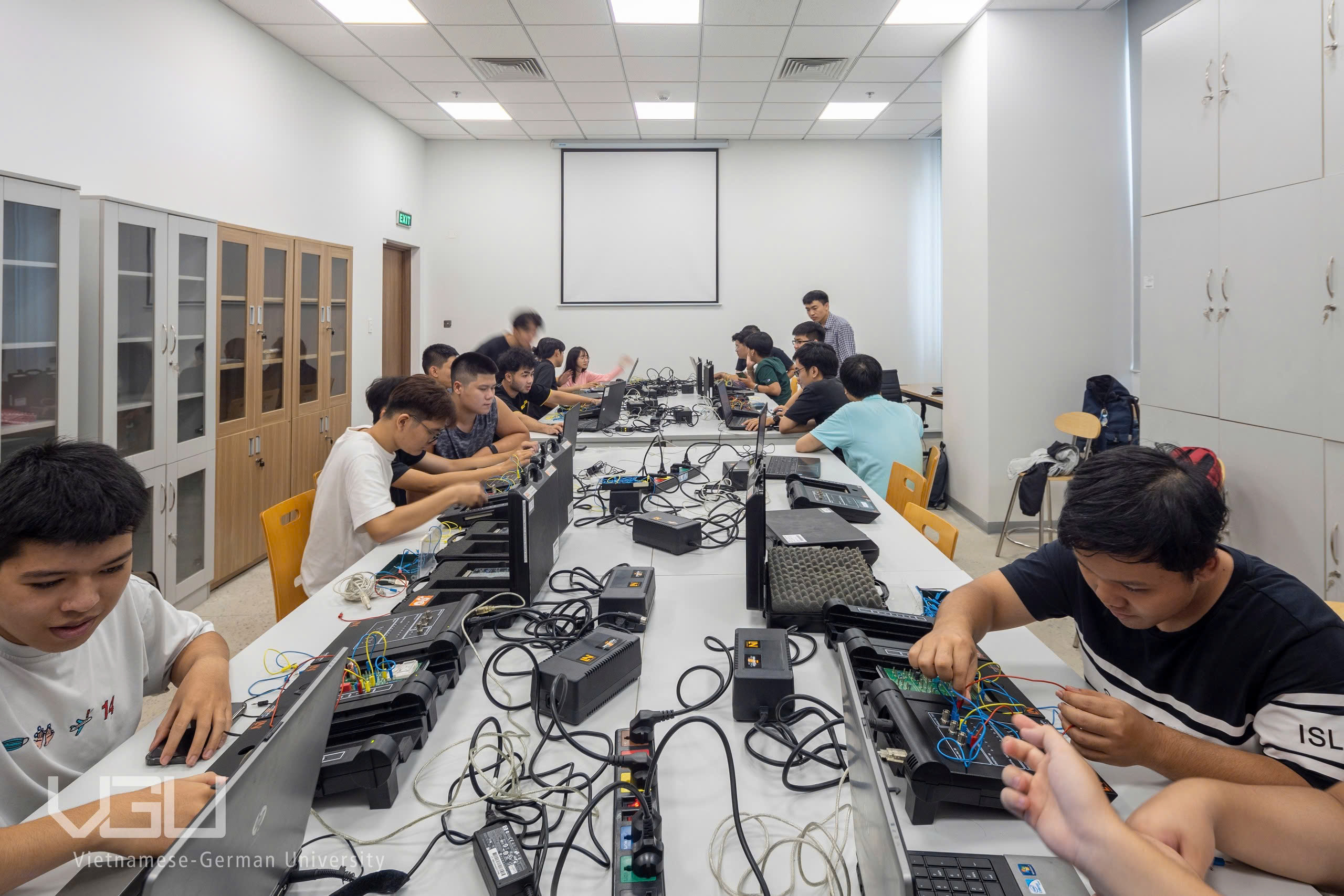 Nhiều trường đại học đồng loạt tăng học phí - Ảnh 1.