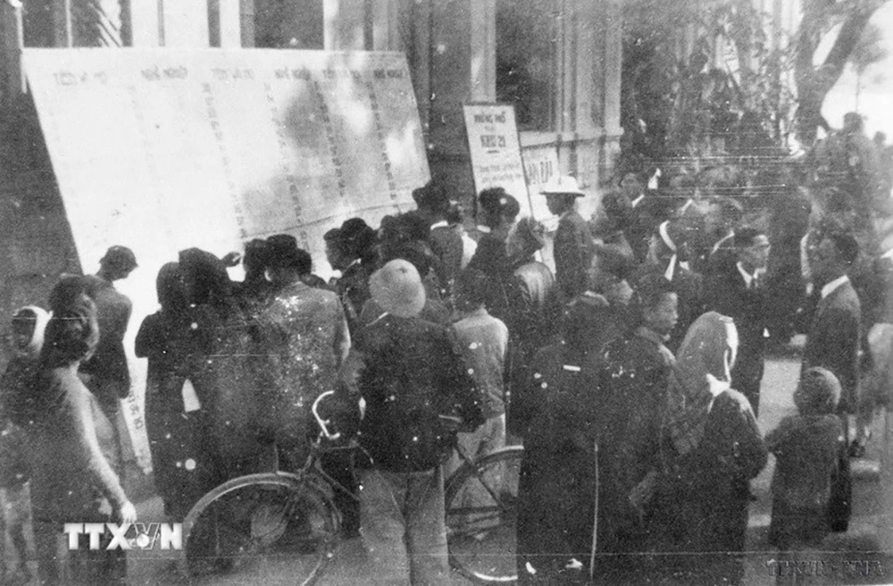 Cử tri Thủ đô xem danh sách, tiểu sử các đại biểu ra ứng cử năm 1946. Ảnh: Tư liệu TTXVN tong-tuyen-cu-dau-tien.jpg