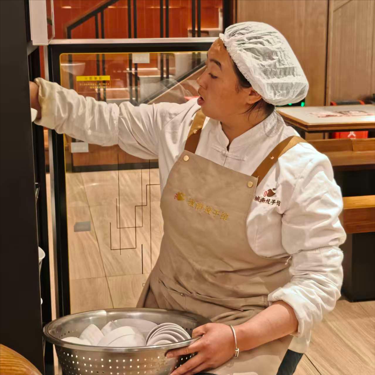 Thu nhập hơn 7 triệu đồng, làm việc 14 tiếng/ngày: Nhóm lao động tưởng “lép vế” nay giữ vai trò quan trọng cho ngành dịch vụ thay người trẻ- Ảnh 1.