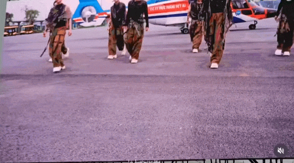 Concert Việt Nam đã đến đẳng cấp này: Nhóm tân binh đi diễn bằng trực thăng, phóng xe 