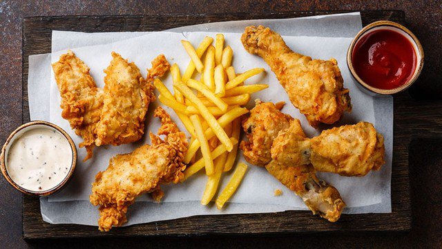 Người bị gan nhiễm mỡ nên hạn chế đồ chiên rán và thức ăn nhanh vì nhóm thực phẩm này thường chứa nhiều chất béo bão hòa, chất béo chuyển hóa và năng lượng dư thừa.