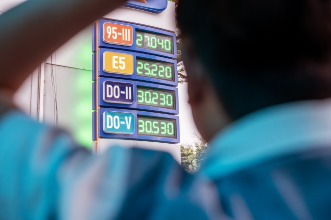 Bản niêm yết giá tại một cửa hàng xăng dầu tại Hà Nội, ngày 7/3. Ảnh: Giang Huy