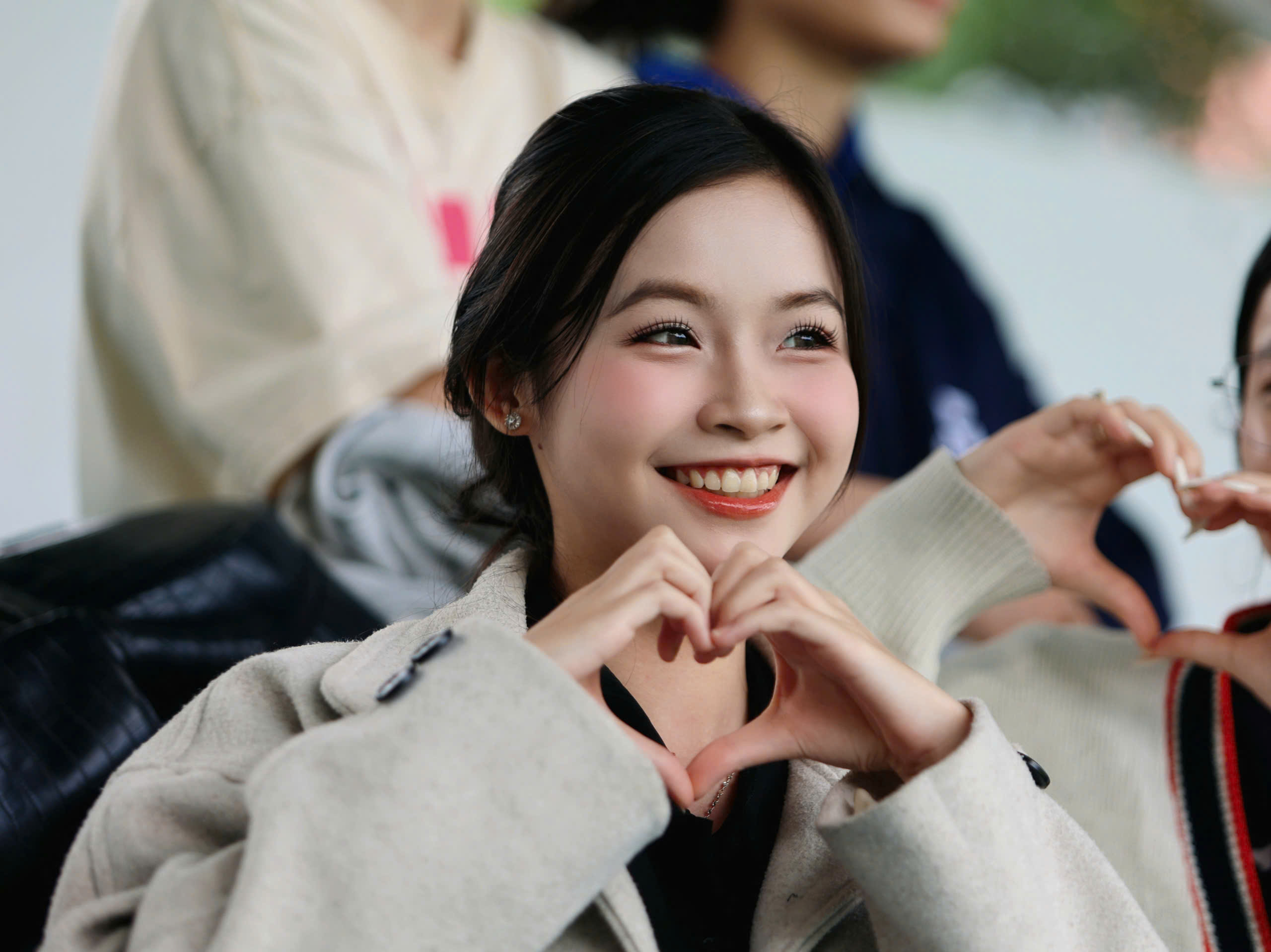 TNSV THACO cup 2026: Những 'bóng hồng' rạng rỡ trên khán đài SVĐ Trường ĐH Nha Trang- Ảnh 1.