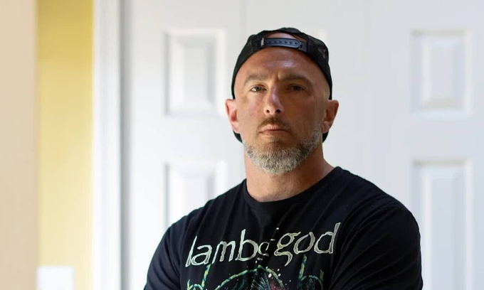 Cựu cảnh sát Ryan Valeri tại nhà riêng vào ngày 13/8/2025, nghỉ hưu do thương tật tâm lý sau một vụ nổ súng năm 2023. Ảnh: NJ.com