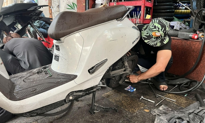 Xe máy điện đang được thay lốp. Ảnh: Hồ Tân