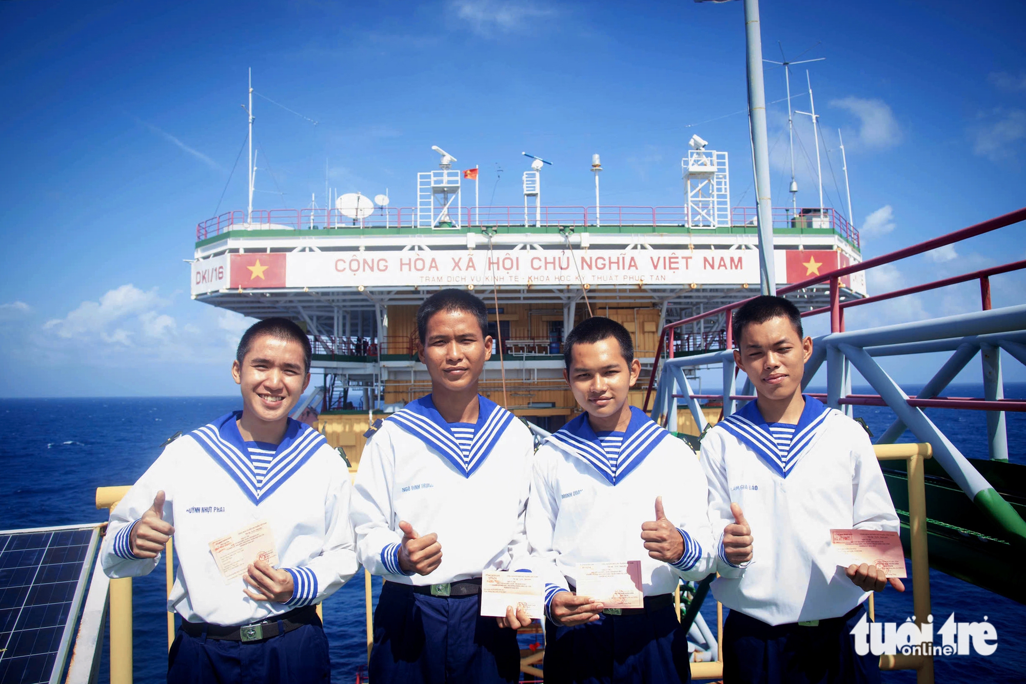 Những cử tri bỏ phiếu lần đầu trên nhà giàn DK1 1 Những cử tri bỏ phiếu lần đầu trên nhà giàn DK1 - Ảnh 1.