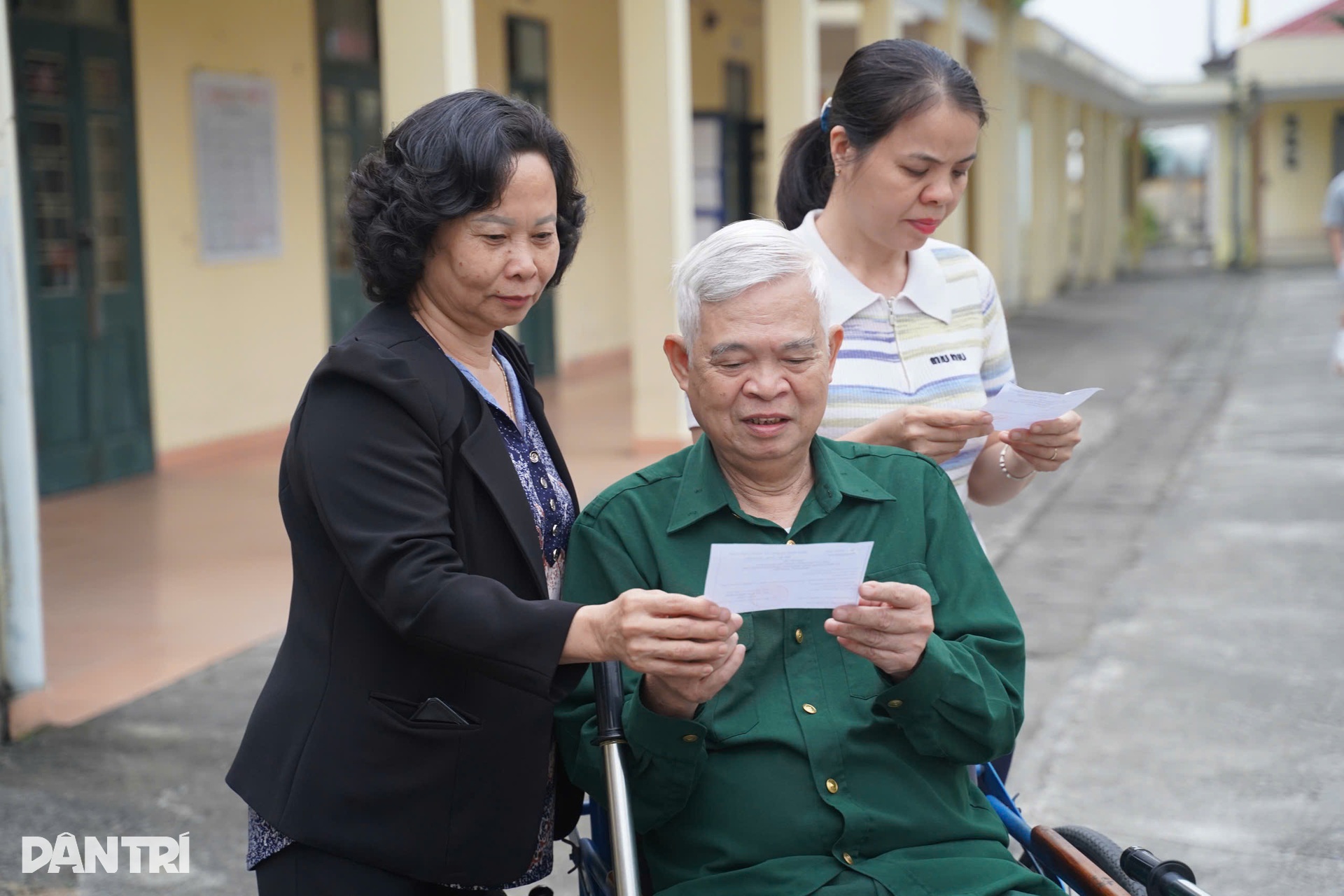 Những cử tri đặc biệt cưỡi ngựa sắt đi bầu cử - 1 Những cử tri đặc biệt cưỡi ngựa sắt đi bầu cử - 1